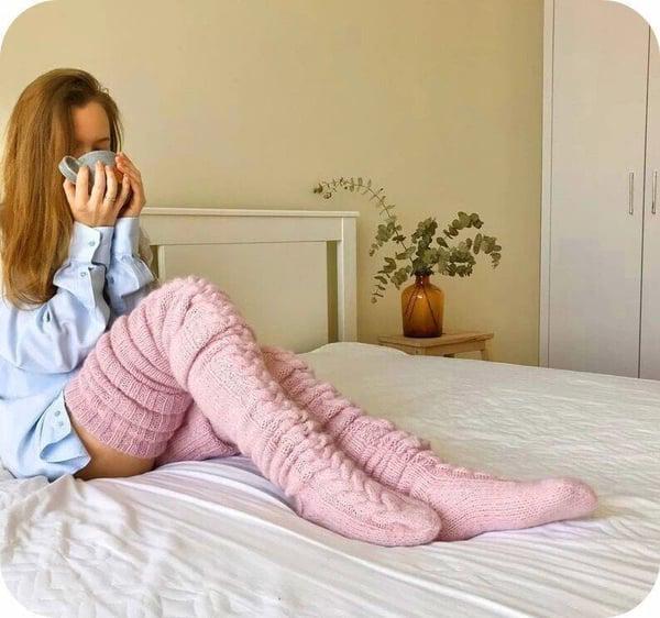 Comfortabele hoge wollen gebreide dames sokken. Modieus accessoire voor warme voeten in de winter.