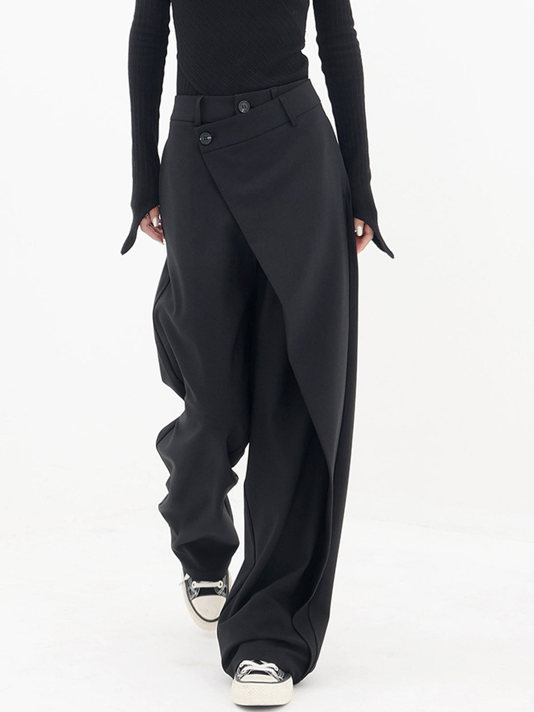 Comfortabele wijde damesbroek met asymmetrisch design en dubbele knoop. Ideaal voor streetwear.