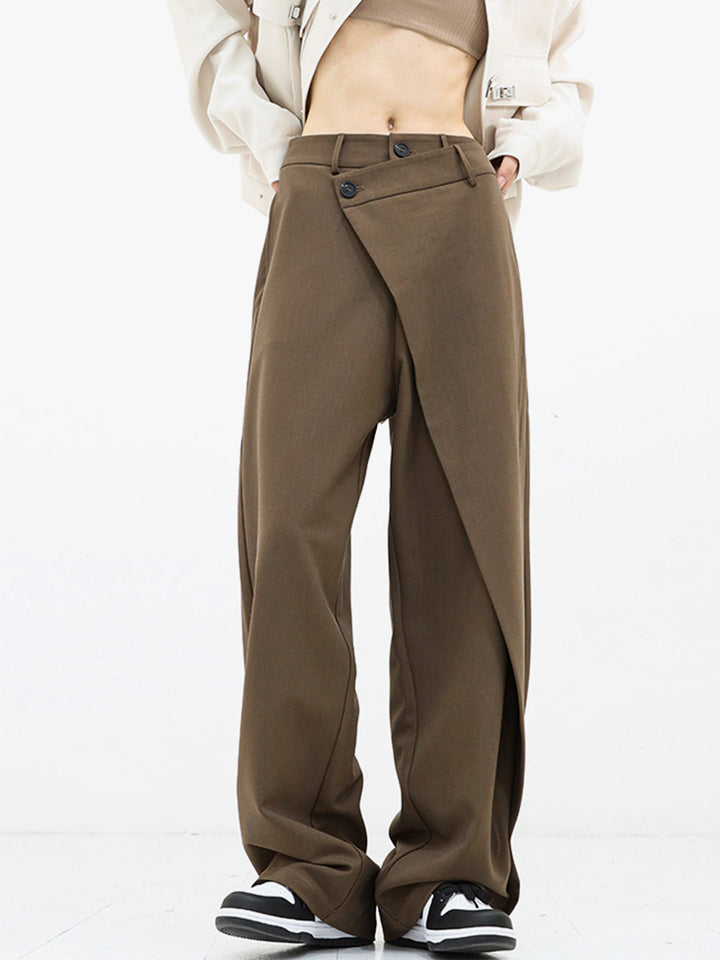 Stijlvolle wijde damesbroek met asymmetrische snit en dubbele knoop. Voor een unieke look.