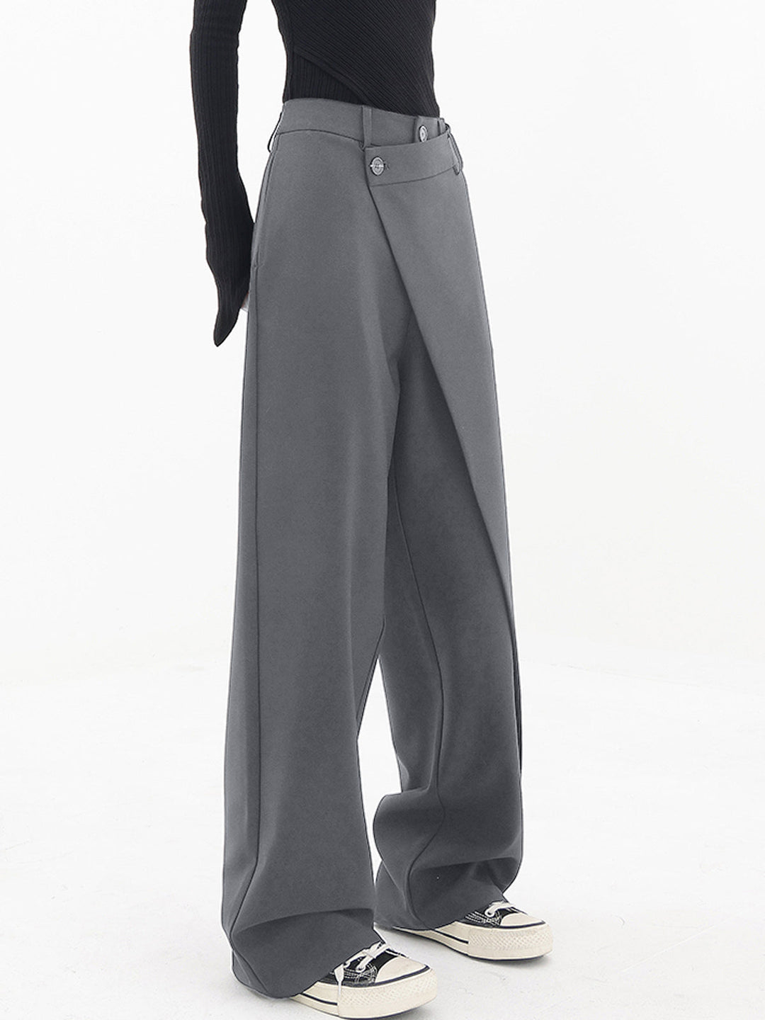 Comfortabele streetwear damesbroek, wijd en asymmetrisch, met chique dubbele knoop.