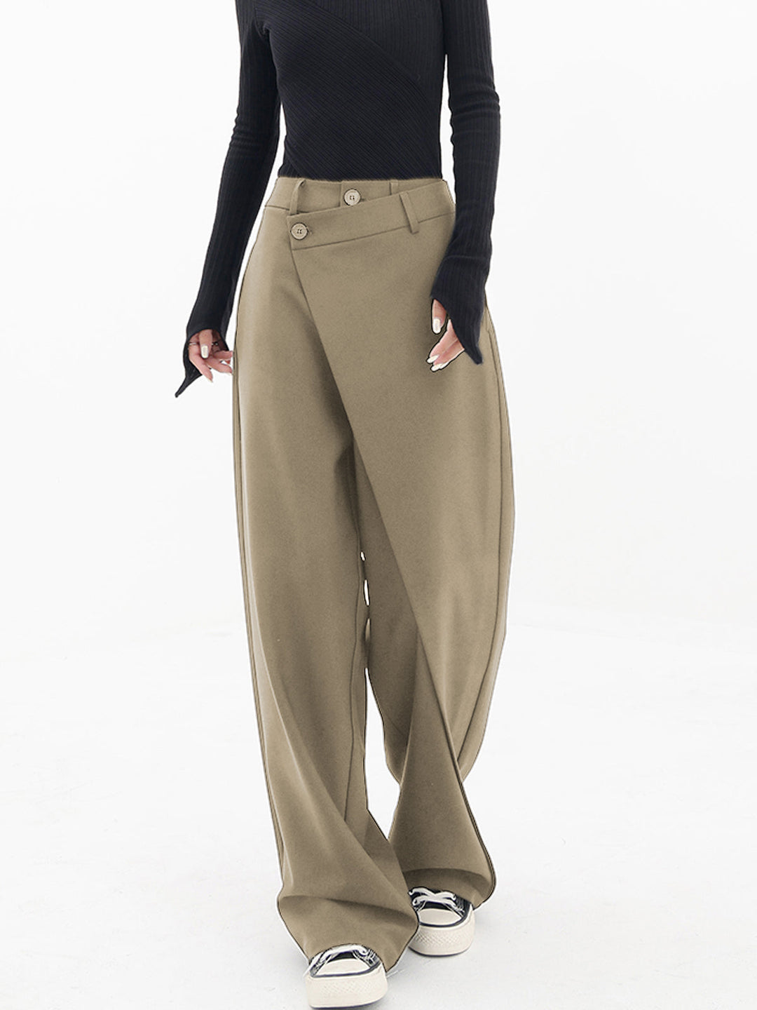 Casual chic damesbroek Noa: wijd, asymmetrisch, met dubbele knoop. Voor een stijlvolle uitstraling.