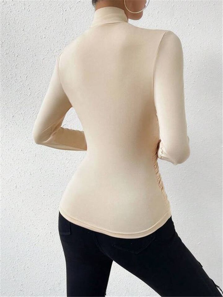 Zwart dames T-shirt met lange mouwen, elegante overslagkraag en getailleerde pasvorm.