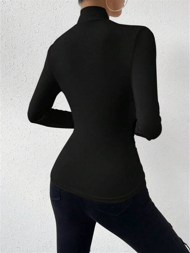 Dames T-shirt met lange mouwen en overslagkraag, getoond op model. Getailleerd en elegant.