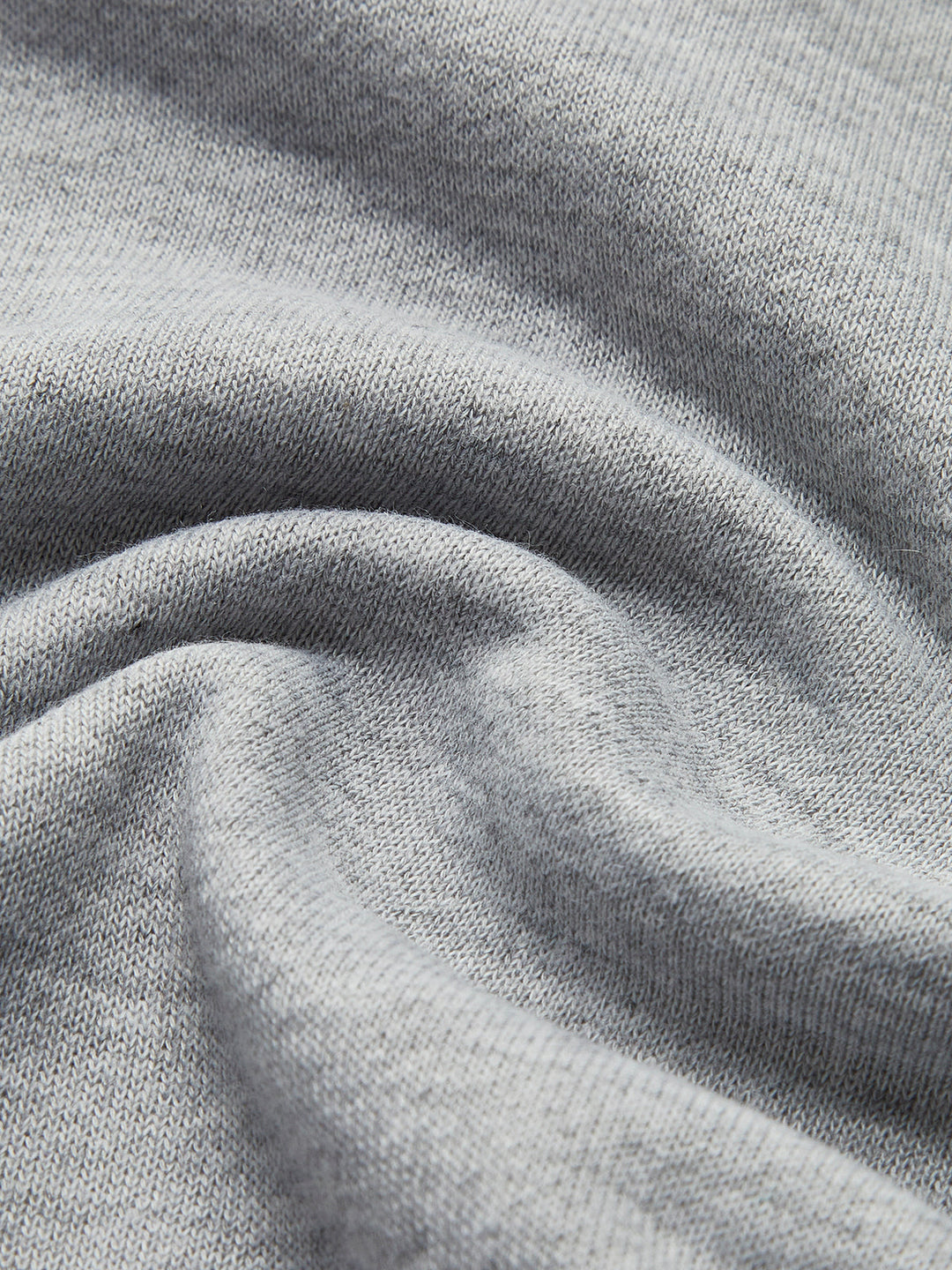 Moderne grijze dames sweater met trendy polokraag en lange mouwen. Comfortabele, casual bovenkleding voor vrouwen.