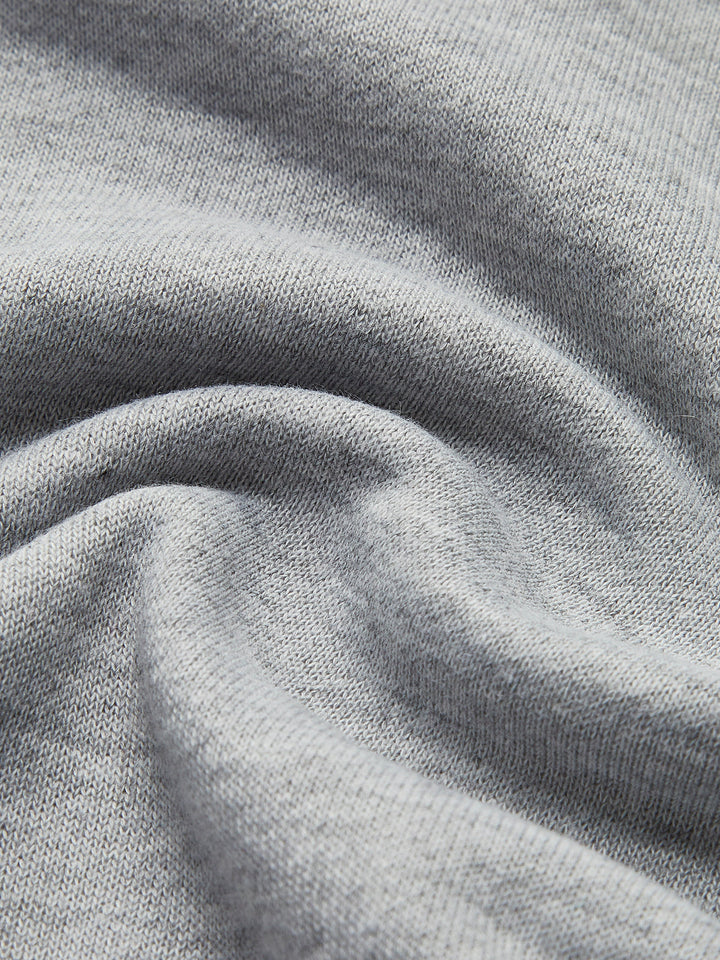 Moderne grijze dames sweater met trendy polokraag en lange mouwen. Comfortabele, casual bovenkleding voor vrouwen.