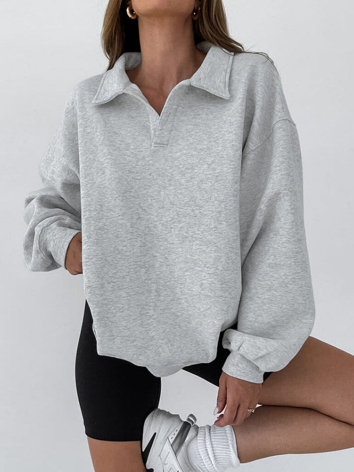 Comfortabele, ruimvallende grijze dames sweater met lange mouwen en polokraag. Ideaal voor herfst en winter.