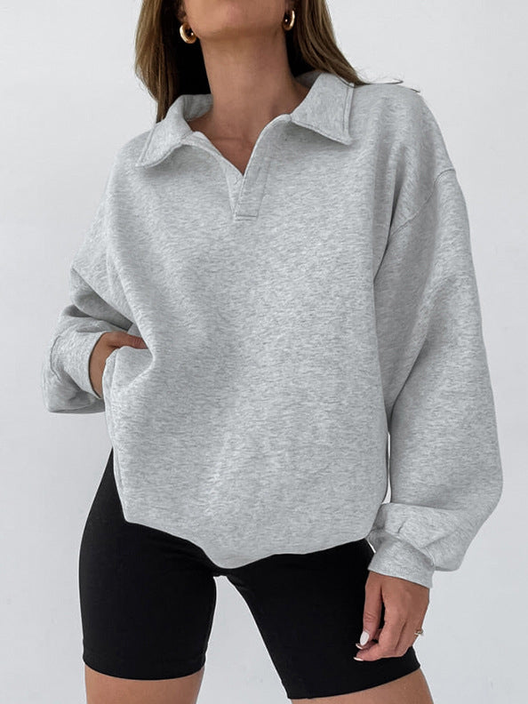 Grijze dames sweater met comfortabele polokraag. Casual, ruimvallende trui voor herfst en winter.
