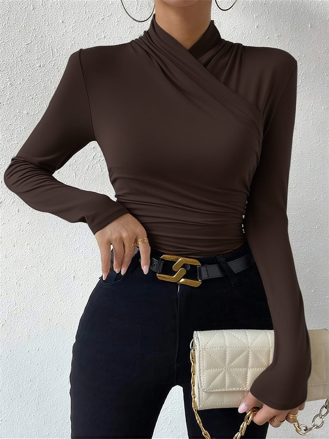Bordeauxrood dames T-shirt met elegante overslagkraag, lange mouwen en getailleerde pasvorm.
