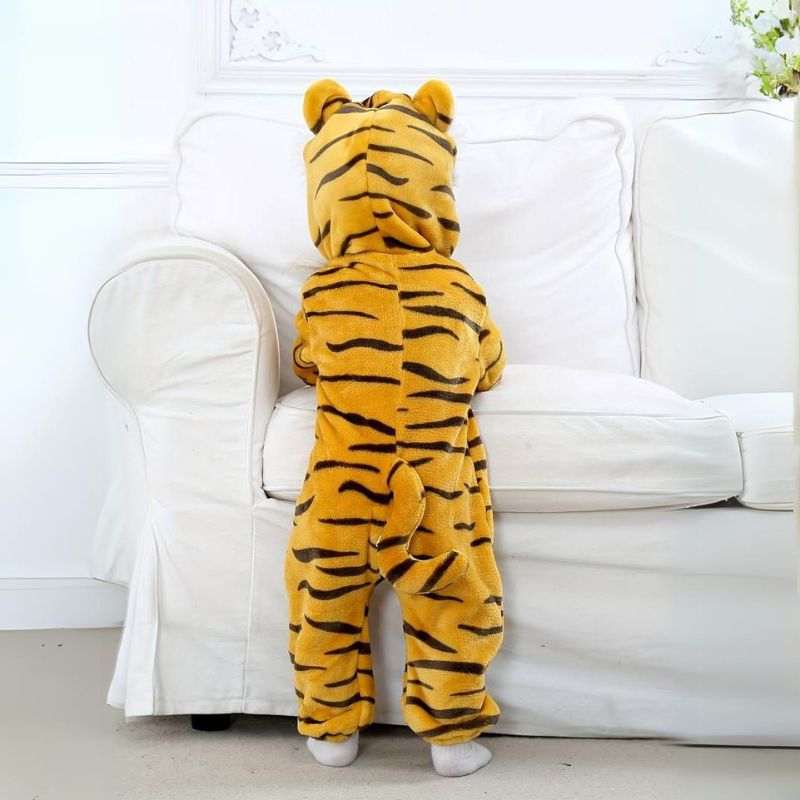 Complete baby dierenoverall voor warmte en comfort, zachte babymode met handige rits en dierenprint.