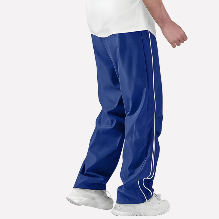 Heren jogger broek met comfortabele stretch polyester stof en sportieve witte zijstrepen, ideaal voor workout en vrije tijd.