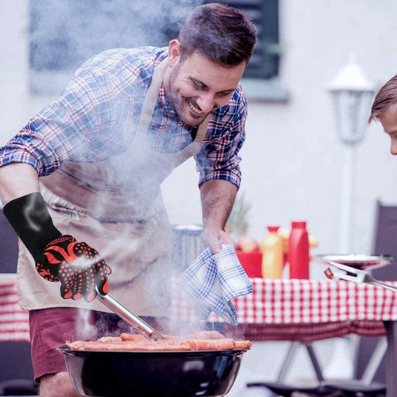 Hete kolen veilig verplaatsen met hittebestendige unisex BBQ handschoenen tijdens het grillen.