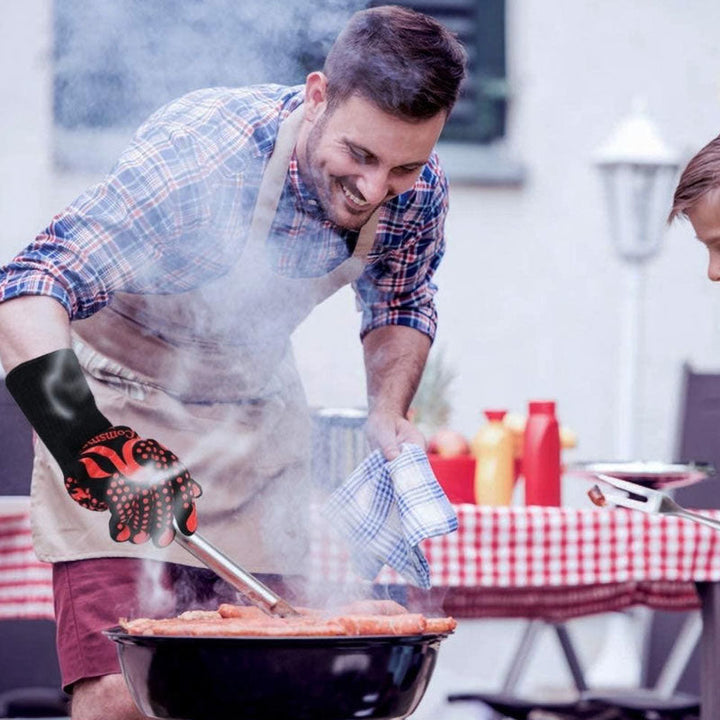 Hete kolen veilig verplaatsen met hittebestendige unisex BBQ handschoenen tijdens het grillen.