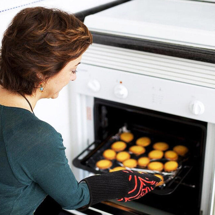 Keuken accessoires: hittebestendige BBQ handschoenen, perfect voor koken en ovengebruik.