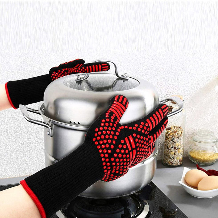 Outdoor koken met unisex hittebestendige BBQ handschoenen, essentieel voor kamperen en grillen.
