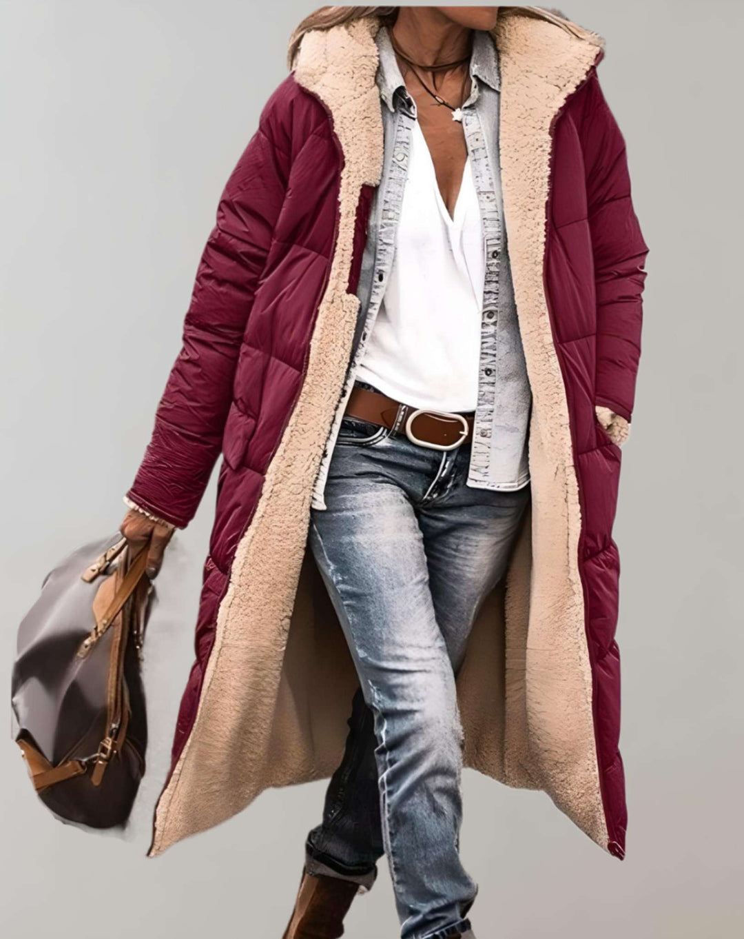 Trendy dames wintertrenchcoat, een lange elegante jas. Nieuwe collectie warme mode voor vrouwen.