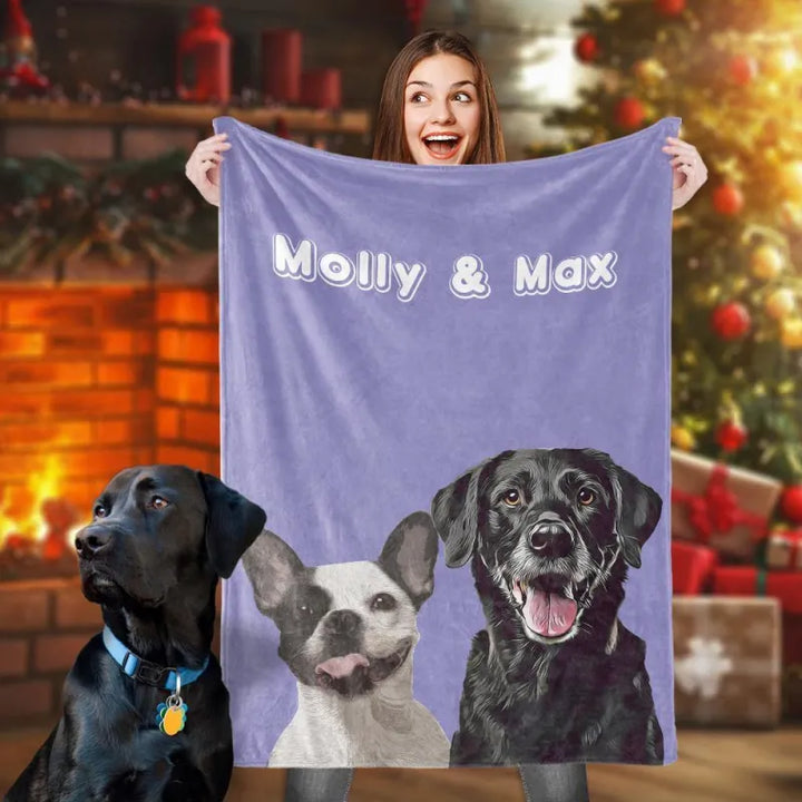 Een blije hond ligt comfortabel op een gepersonaliseerde vliesdeken met zijn naam, perfect voor dierenliefhebber.