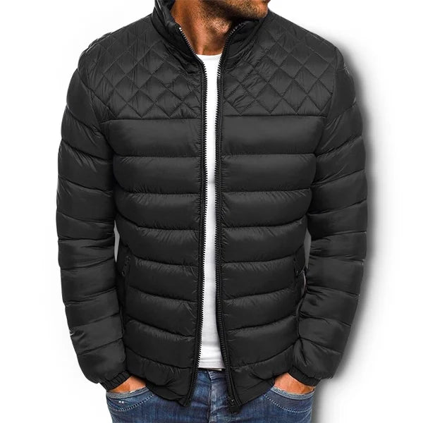 Hoogwaardige, warme heren winterjas met comfortabele voering en robuuste buitenkant, ideaal tegen de winterkou.