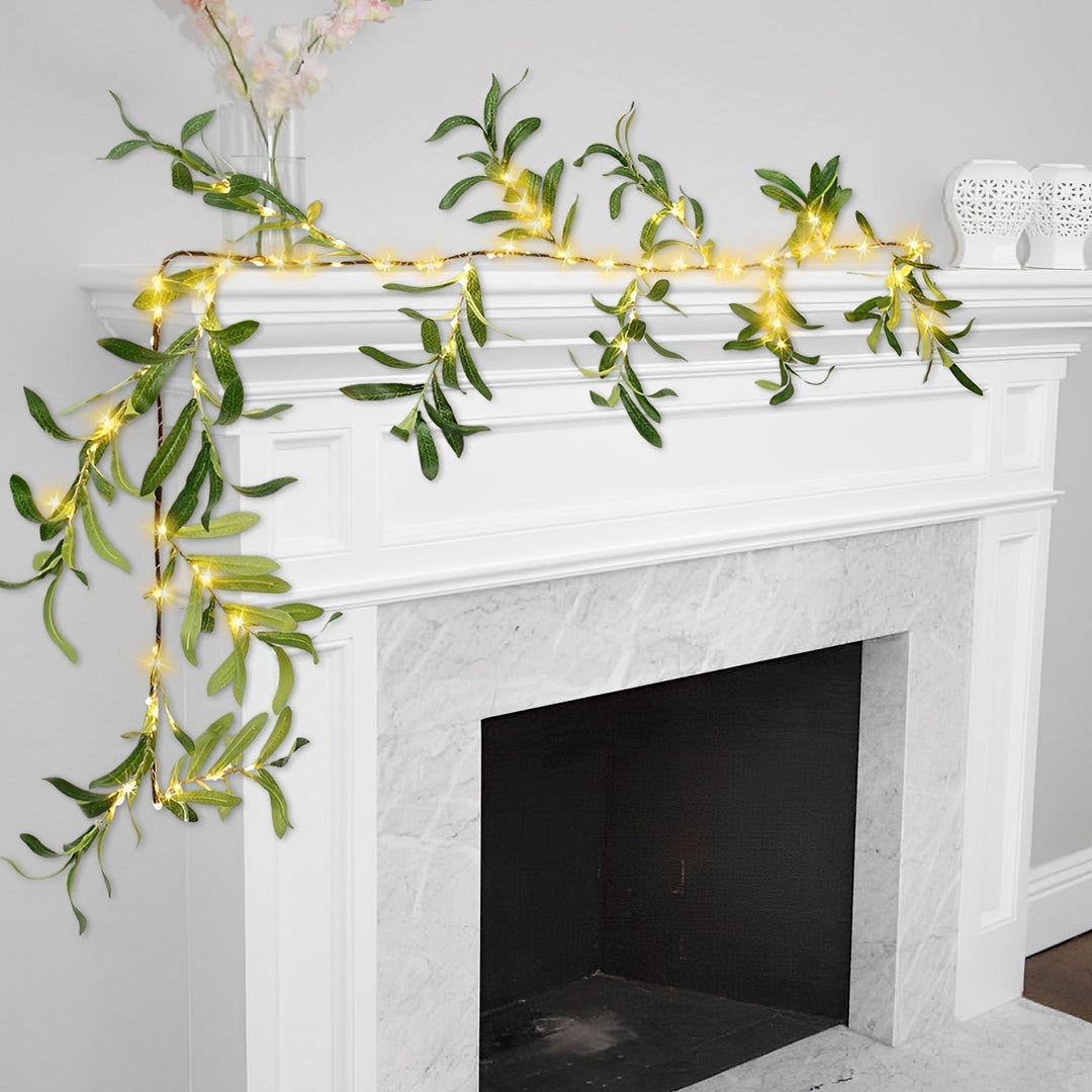 Betoverde olijftak LED guirlande met warm wit licht voor sfeervolle binnen- of buitendecoratie.