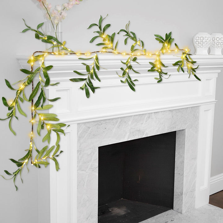 Betoverde olijftak LED guirlande met warm wit licht voor sfeervolle binnen- of buitendecoratie.