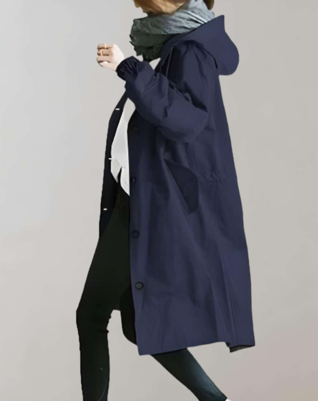 Lange dames waterdichte trenchcoat met capuchon. Comfortabele en elegante jas, perfect voor koudere dagen. Nieuwe collectie.