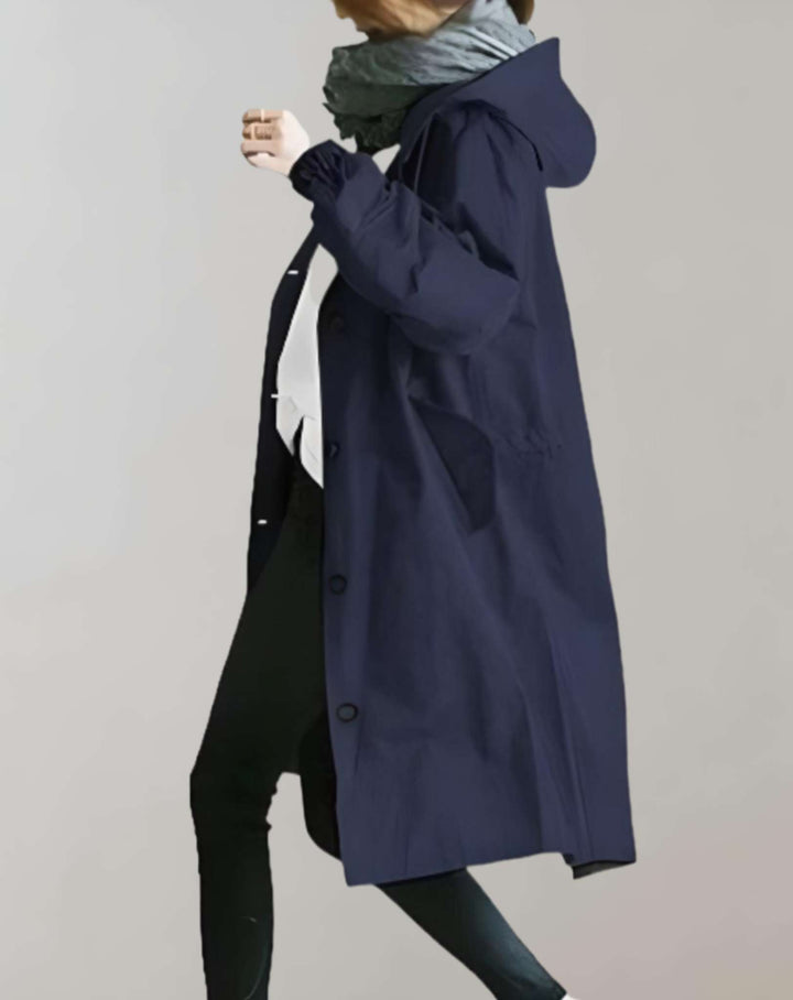Lange dames waterdichte trenchcoat met capuchon. Comfortabele en elegante jas, perfect voor koudere dagen. Nieuwe collectie.