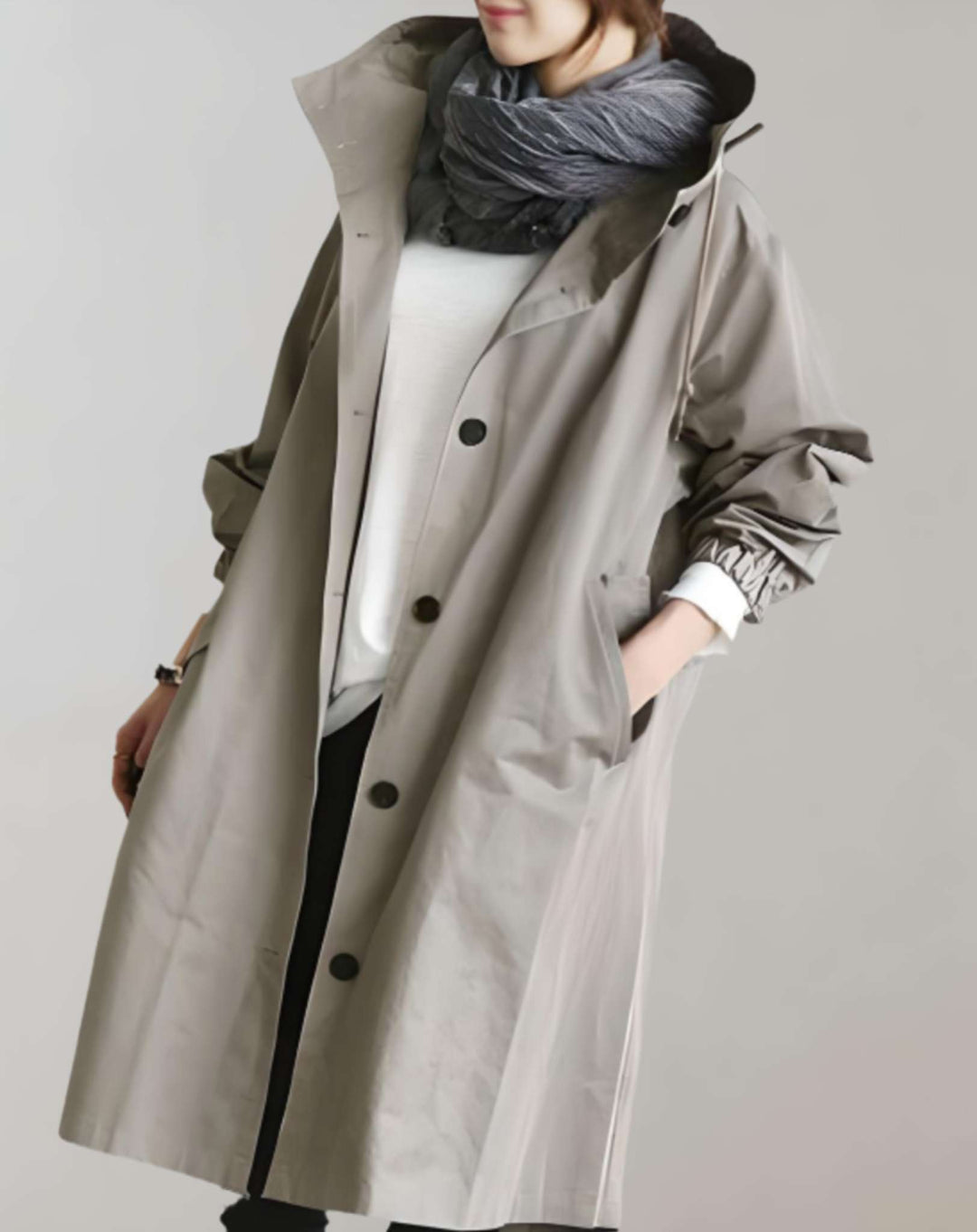 Comfortabele waterdichte dames trenchcoat met capuchon, perfect als warme herfst- of winterjas. Modieuze bovenkleding.