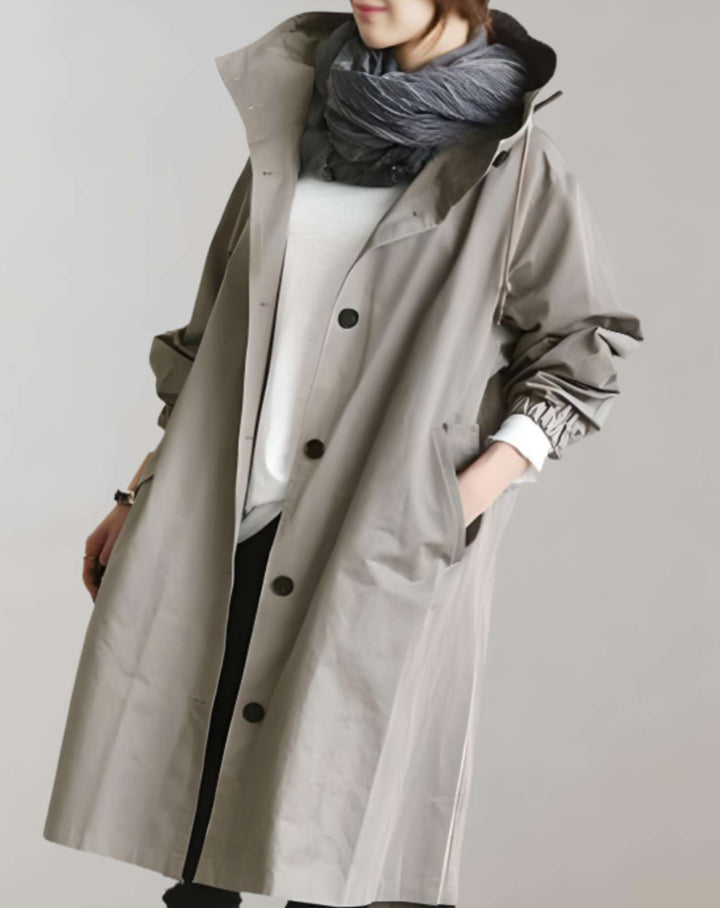 Comfortabele waterdichte dames trenchcoat met capuchon, perfect als warme herfst- of winterjas. Modieuze bovenkleding.