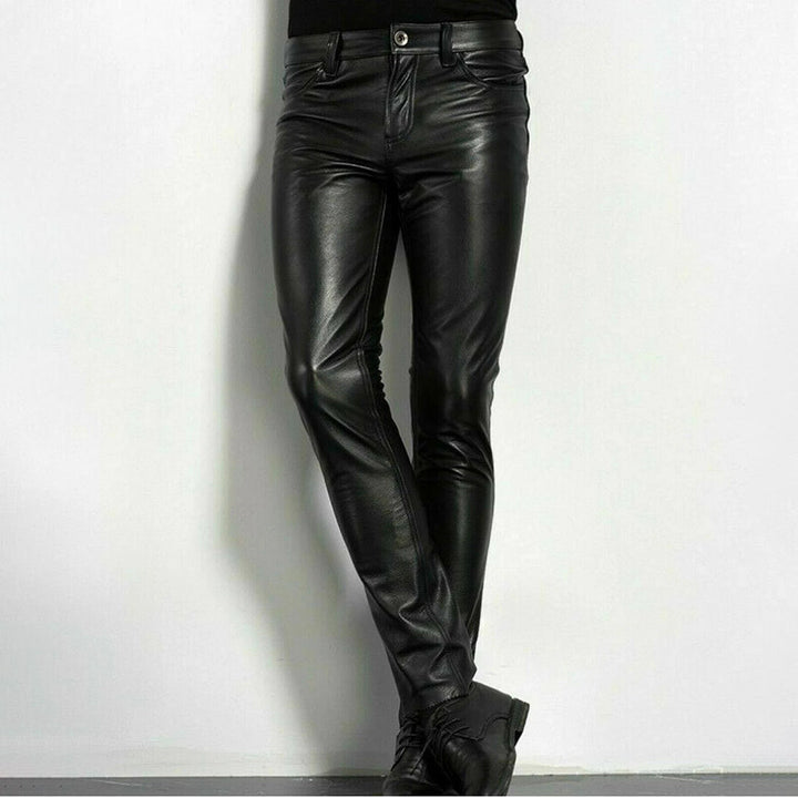 Comfortabele skinny broek voor mannen, flexibele pasvorm voor casual dagen of avondkleding. Zwarte herenbroek.