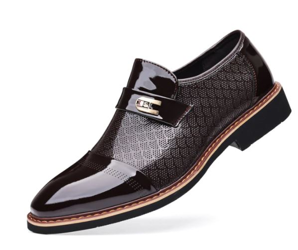 Handgemaakte leren herenschoenen: een bruine brogue naast een zwarte instapper, illustreren elegantie en comfort.