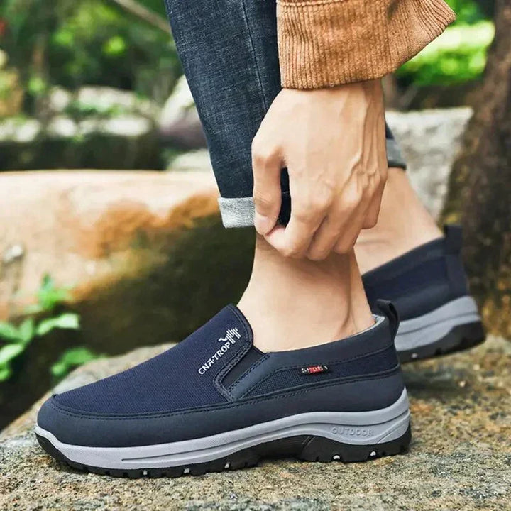Unisex wandelschoenen met comfortabel voetbed voor dagelijks gebruik en lichte wandelingen. Bieden optimale ondersteuning.