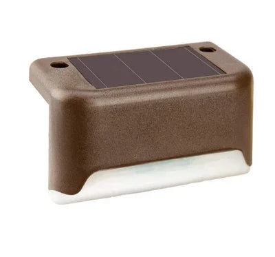 SolarGuard zonnelamp verlicht automatisch tuinpad. Waterdichte LED buitenlamp voor sfeervolle en veilige verlichting.