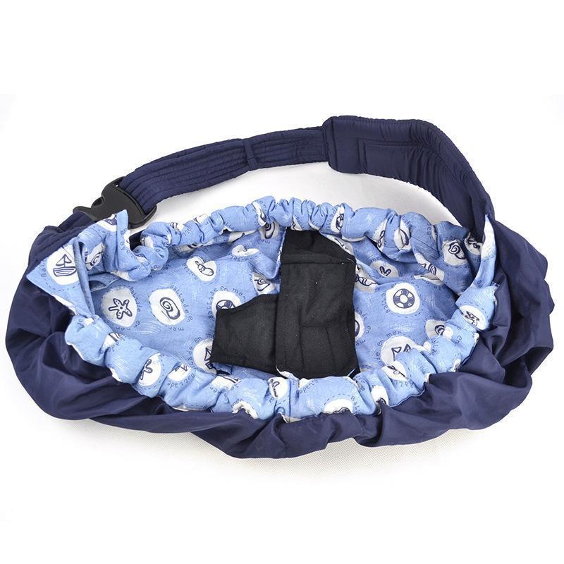 Ouder draagt baby in ergonomische comfort wrap. Handsfree gemak voor borstvoeding en dagelijkse taken.