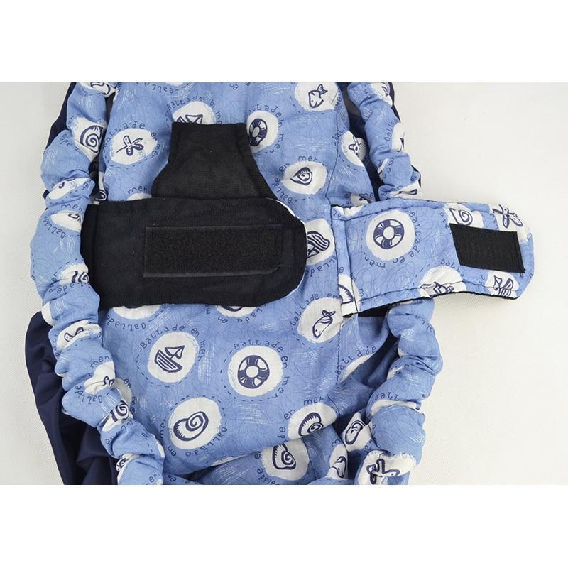 Blije baby in ergonomische sling, genietend van de nabijheid. Stimuleert hechting tussen ouder en kind.