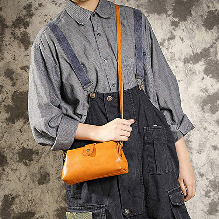 Stijlvolle compacte leren crossbody tas voor dames, klein en praktisch voor essentials.