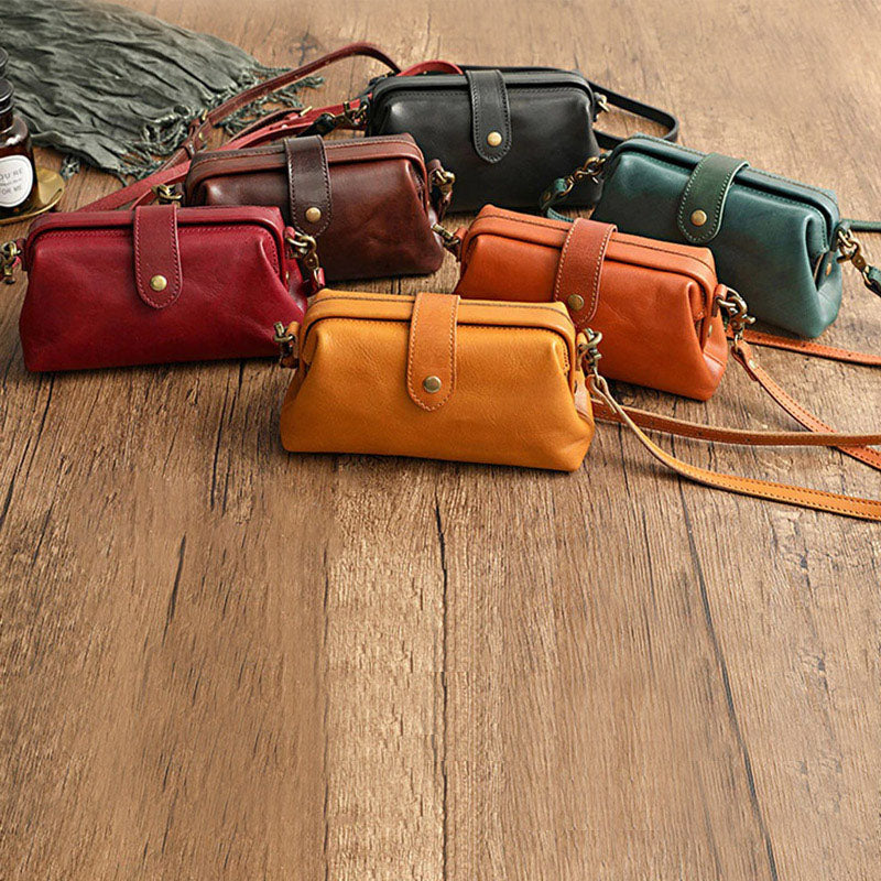 Dames schoudertas van hoogwaardig leer, compact, stijlvol en geschikt voor elke outfit.