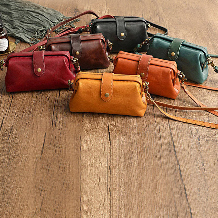 Dames schoudertas van hoogwaardig leer, compact, stijlvol en geschikt voor elke outfit.