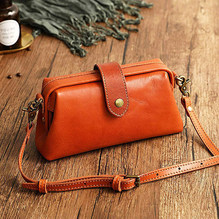 Modieuze compacte leren tas voor dames, te gebruiken als schoudertas of stijlvolle clutch.