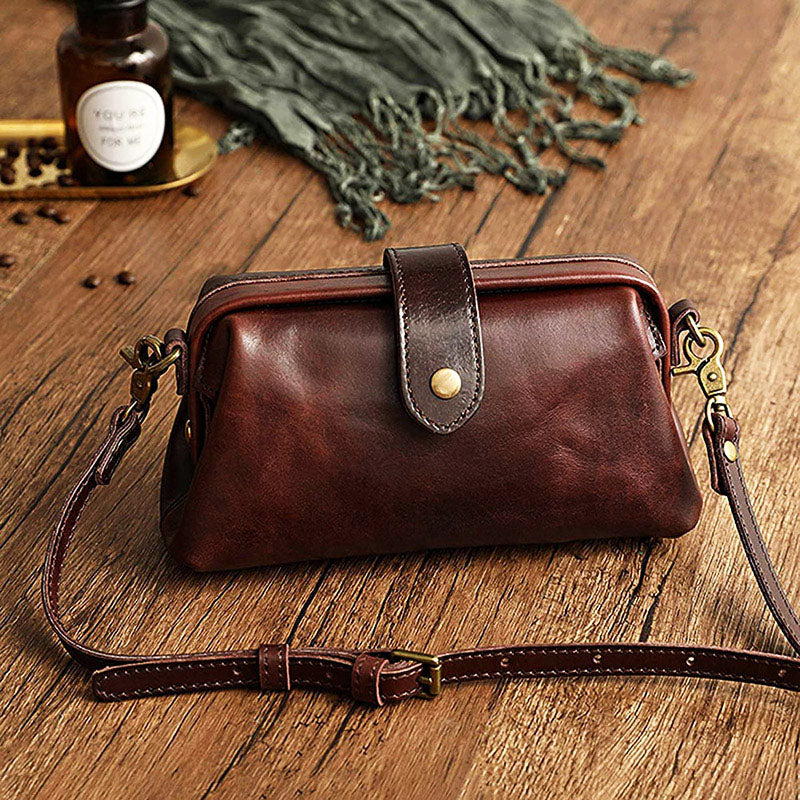 Klein leren accessoire voor dames, deze stijlvolle tas combineert elegantie met functionaliteit.