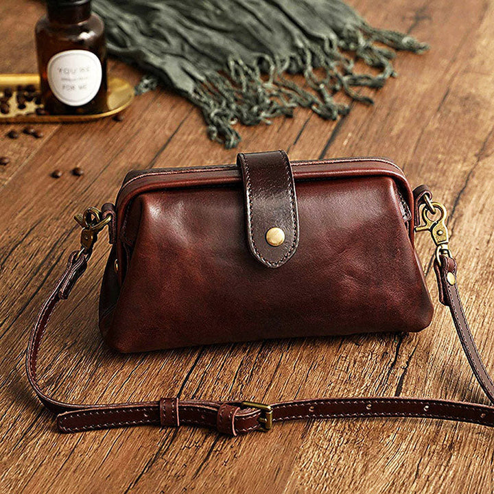 Klein leren accessoire voor dames, deze stijlvolle tas combineert elegantie met functionaliteit.