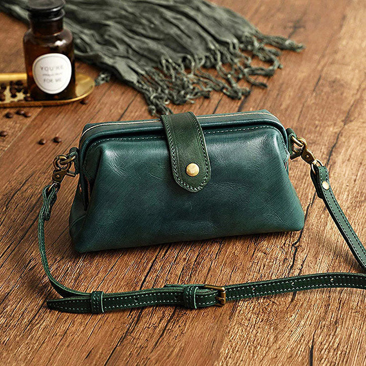 Compacte leren damestas, perfect als crossbody model voor een modieuze look.
