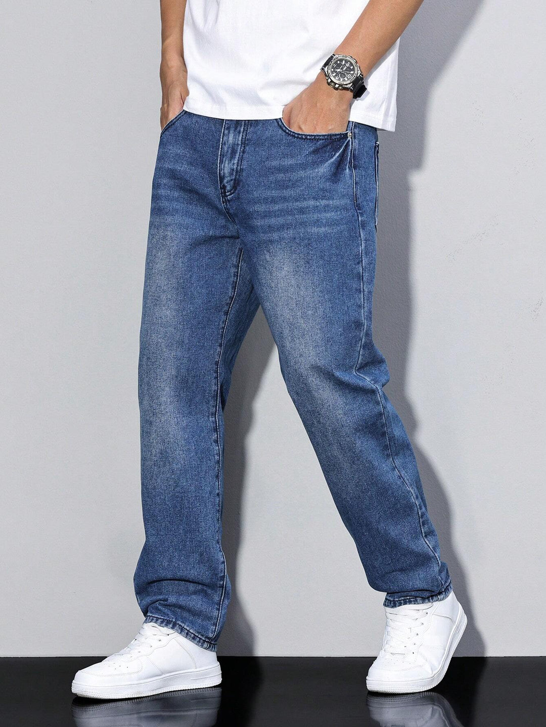 Veelzijdige heren jeans: comfortabele wijde spijkerbroek in washed denim. Ideaal voor een casual of streetwear outfit.