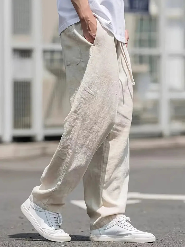 Stijlvolle beige linnen herenbroek met wijde pijpen en elastische tailleband, ideaal voor een luchtige vrijetijdslook.
