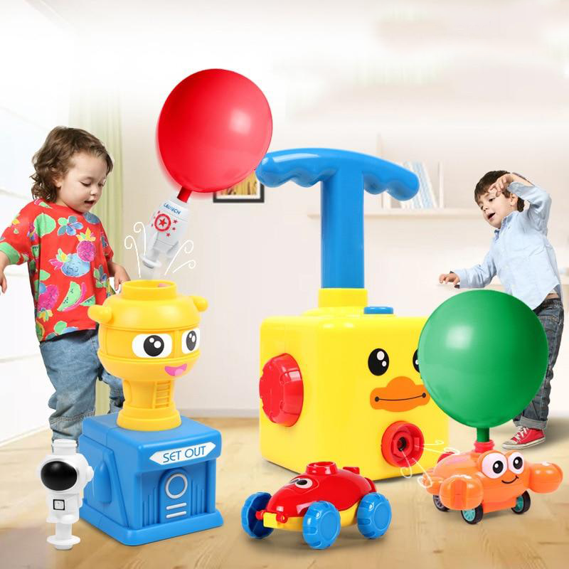 Kinderen blazen een ballon op en bevestigen deze aan de speelgoedauto, klaar voor een race. Educatief ballonautospeelgoed voor jongens en meisjes.