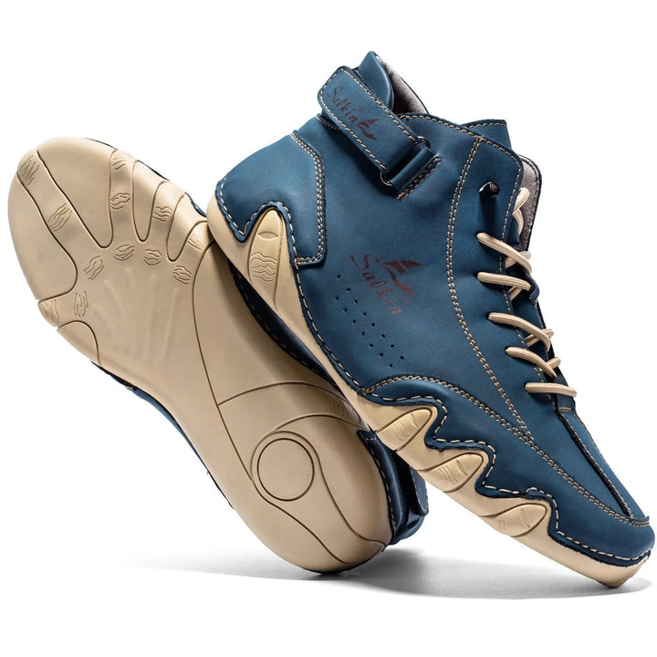 Lichtgewicht NatureStride schoenen in hand gehouden, benadrukt draagcomfort en minimalistisch design voor fitness.