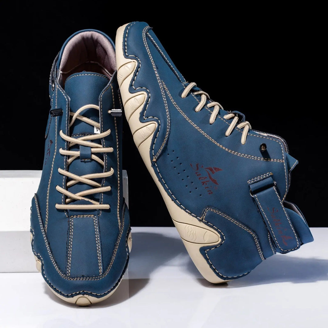 NatureStride barefoot schoen wordt gebogen om flexibiliteit te tonen, essentieel voor natuurlijke beweging en comfort.