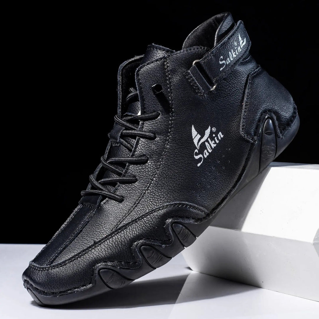 Uniseks voeten dragen NatureStride minimalistische schoenen, ontworpen voor comfort en gezonde voeten.