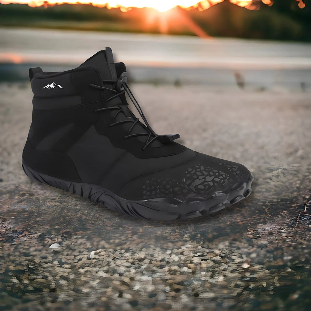 Unisex zwarte barefootschoen Chelsea stijl met brede teenbox, flexibele zool. Ideaal voor wandelen en casual.