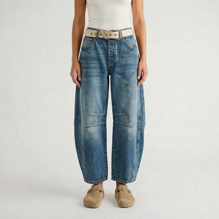 Modieuze dames barrel jeans met gebogen pijpen. Stijlvolle losse pasvorm voor een trendy casual look, damesmode.
