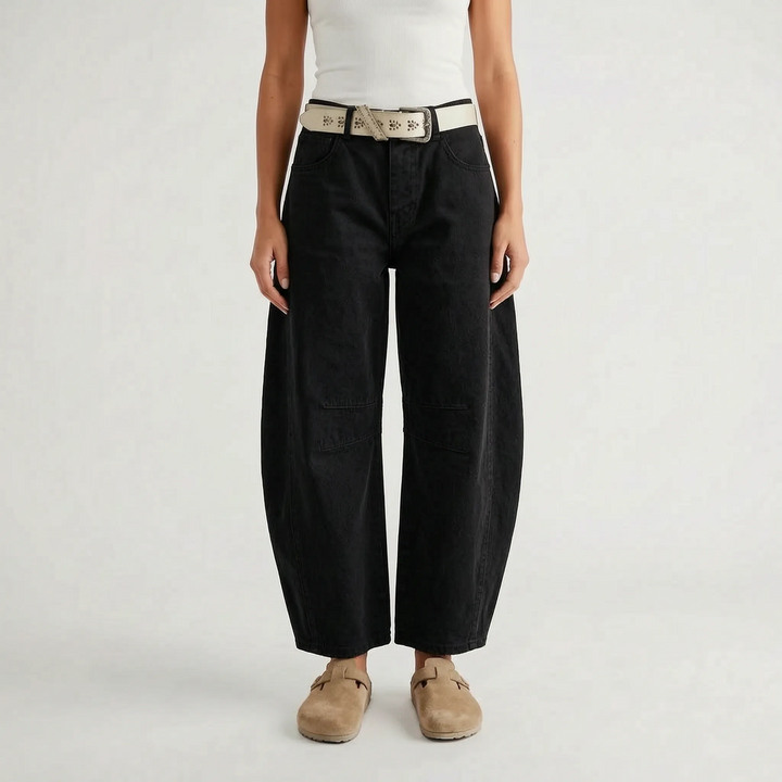 Stijlvolle dames barrel jeans. Gebogen pijpen en losse pasvorm creëren een trendy, comfortabele look, damesmode.