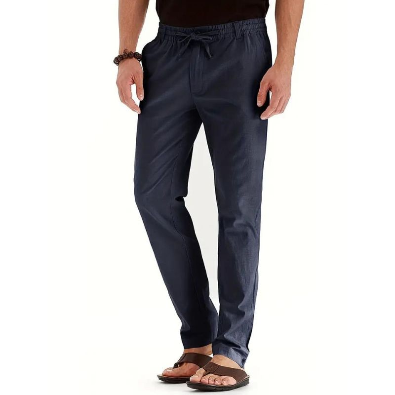 Man draagt stijlvolle Herve herenbroek met losse pasvorm en elastische taille, perfect voor de zomer.